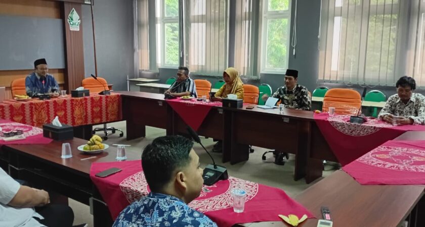 Pembinaan Pegawai dan Penyerahan SK Penyesuaian Jabatan Pelaksana FISIP UIN Walisongo Semarang